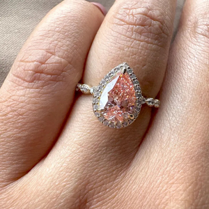 แหวนแต่งงานเพชรทรงลูกแพร์สีชมพูสดใส 1 กะรัต สำหรับผู้หญิง ดีไซน์หรูหรา ประดับเพชรเล็กๆ รอบวง ทอง 14K ได้รับการรับรองจาก IGI ระดับความสะอาด VS - Product Image 1