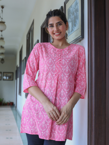 Kurti corto de algodón con estampado floral rosa para mujer, con cuello redondo y mangas tres cuartos, elaborado en tela suave y transpirable. - Product Image 3