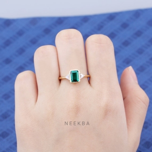 Anillo de tres piedras exclusivamente hecho a mano Forma de Esmeralda cultivada en laboratorio Anillo de oro sólido de 10K Anillo de ajuste de bisel en forma de Esmeralda - Product Image 6