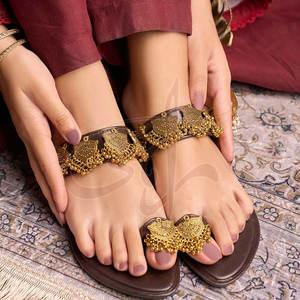 Ornements en fer forgé, motifs d'arche, antidérapants, faits à la main, petits pendentifs uniques, Kolhapuris pour femmes - Product Image 4