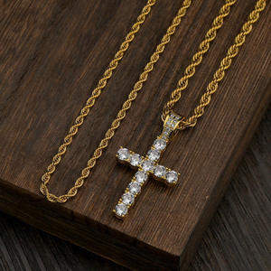 Pendentif en diamant Moissanite de meilleure qualité avec forme de croix et look élégant adapté à un usage quotidien et à une occasion spéciale de l'Inde - Product Image 2