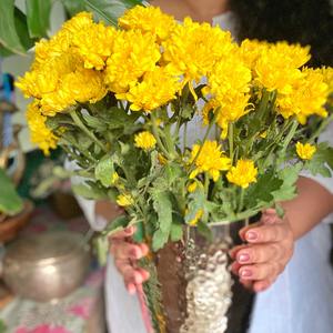 Regalos festivos | Florero de aluminio decorativo Art Deco | Jarrón de mesa con acabado plateado y diseño de gota hecho a mano - Product Image 4