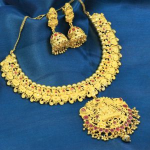 Vente en gros de colliers courts remplis d'or 14K 18K 24K, bijoux de conception de temple Lakshmi, colliers de mode en laiton plaqué or. - Product Image 1
