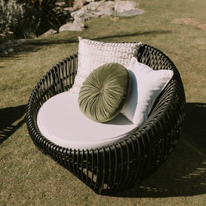 Morita ชุดเก้าอี้เลานจ์กลางแจ้งที่ทันสมัยทำจากกรอบอลูมิเนียมและหวาย PE สีดำพร้อมหมอนอิงกันน้ำสำหรับกลางแจ้ง - Product Image 6