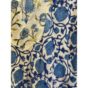 Robe d'été Blue Flower Garden 2 - Conception personnalisée en viscose, élégante et décontractée pour les loisirs et le bureau, imprimé dessiné à la main, longueur genou - Product Image 4