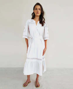 La robe Biarritz incarne la sophistication sans effort Fabriquée à partir de popeline de coton respirante et croustillante. - Product Image 2