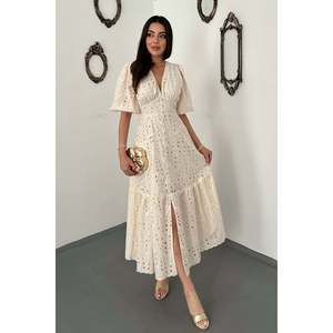 Robe blanc cassé avec détails en dentelle froncée et broderies. - Ecru - Product Image 1