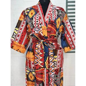 ชุดกิโมโนยาวแบบกลับด้านได้ Kantha Pur สีเขียวพาสเทล ลายสัตว์ ผ้าฝ้าย สำหรับคลุมชุดว่ายน้ำ - Product Image 2
