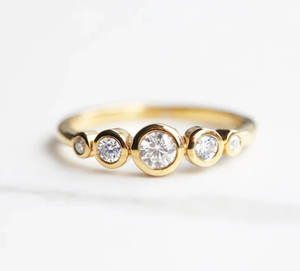 Anillo Romántico de Cinco Piedras de Oro Sólido de 14K con Diamantes Cultivados en Laboratorio con Engaste de Bisel, Joyería Fina para Mujer, Regalo de Compromiso o Boda - Product Image 1