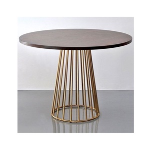 Table basse de luxe premium au design tendance avec plateau en marbre noir, différentes tailles, pieds métalliques dorés et brillants, utiliser à la maison, salon d'hôtel - Product Image 2