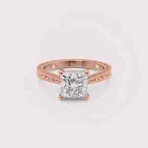 Bague de fiançailles en or jaune/blanc/rose 18 carats avec diamant de laboratoire taille princesse et bande gravée vintage - Product Image 6