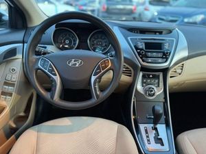 Hyundai Elantra GLS berline 2013, boîte de vitesses automatique manuelle, options, intérieur en cuir foncé, caméra arrière, R16, essence 4L, électrique - Product Image 4