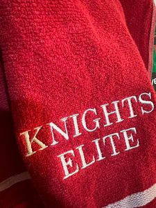 AA WEARS Pakistan Uniformes de football américain personnalisables par sublimation, comprenant maillot respirant, casque, visière, patch, chaussettes et épaulettes - Product Image 2