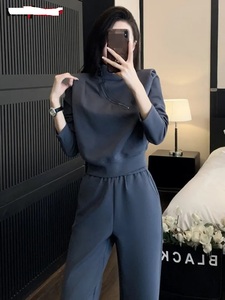Conjunto Deportivo de Mujer, Corte Regular, 100% Algodón, Transpirable, con Sudadera con Capucha y Pantalones Deportivos, Diseño Acampanado de Alta Calidad con Patrón Liso para Invierno - Product Image 6