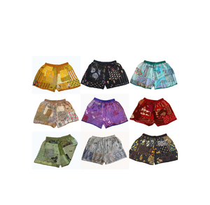 Pantalones cortos de retazos hechos a mano Unisex en todos los colores, parte delantera, dos bolsillos, cintura elástica, retazos, cuello, rayón, corto de verano - Product Image 3