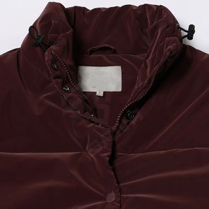 Veste universitaire en satin imprimé personnalisé d'usine OEM pour femmes manteau à bulles rembourré en peau de mouton respirant veste d'hiver bouffante brillante - Product Image 3
