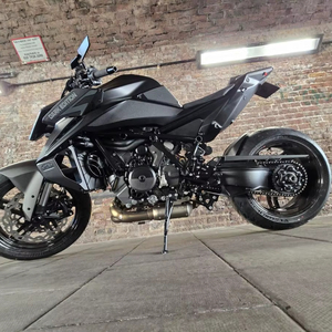 Prêt à être expédié : 2025 1390 Superduke R Evo - Product Image 1