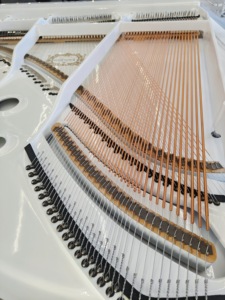 Piano de cola Yamaha de lujo con cristales transparentes para decoración de escenarios de bodas, vestíbulos de hoteles y salas de conciertos - Product Image 3
