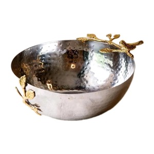Bol de service en métal argenté au design martelé, accent oiseau doré, idéal pour les fêtes, l'accueil des invités et la décoration de table, en provenance d'Inde - Product Image 1