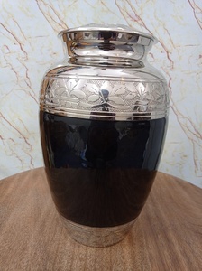 Urnas de cremación negras para adultos de alta calidad, suministros funerarios, urnas de cremación grabadas en latón, fabricante y proveedor al por mayor - Product Image 3