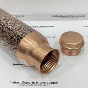 Botella de agua de cobre puro de 950ml con acabado antiguo grabado para beneficios de salud de yoga al aire libre para regalos corporativos de comercio electrónico - Product Image 5