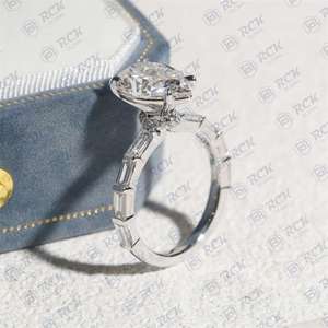 3.00 tcw ลูกแพร์ & Baguette ตัด Moissanite ซ่อน925สเตอริงเงินแหวนหมั้นสำหรับผู้หญิง - Product Image 2