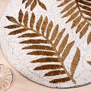 Set de table de luxe fait main avec perles blanches brodées et dos en satin pour la décoration de la maison et de mariages – Polyvalent et facile d'entretien - Product Image 2