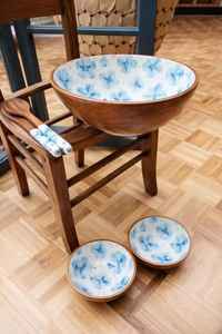 Juego de 2 tazones de madera con diseño floral azul y utensilios de servir, juego de 4 piezas con forma de pera, juego de vajilla de madera esmaltada impresa para la cena familiar - Product Image 1