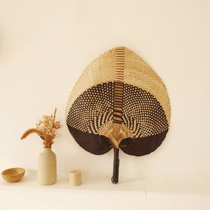 Abanico de mano de hoja de palma natural de Vietnam con mango de bambú, diseño Art Deco para decoración de fiestas al aire libre y recuerdo de regalo de boda - Product Image 4