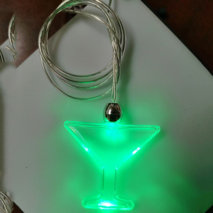 Collier avec pendentif lumineux <span class=keywords><strong>Martini</strong></span> Glass Green Led avec logo personnalisé - Product Image 1