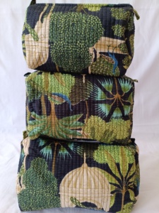 กระเป๋าเครื่องสำอางลายดอกไม้ผ้าฝ้ายแบบควิลท์ ขนาดกลาง/เล็ก กระเป๋าใส่เครื่องสำอางสำหรับเดินทางแบบมีซิป ผู้ผลิต ผู้ค้าส่ง กระเป๋าเครื่องสำอาง - Product Image 6