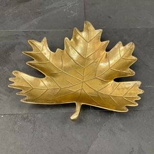 Plateau en forme de feuille en aluminium Plat de service décoratif en métal pour la maison Vaisselle de table et centre de table Cadeaux de pendaison de crémaillère - Product Image 6