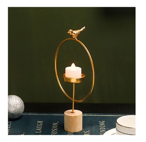 Bougeoir en métal incurvé à la main de qualité créative avec base en bois bougeoir pour accessoires de décoration de maison de fête de mariage - Product Image 1