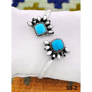 Pulsera Artesanal del Suroeste de Cuero de Búfalo Blanco con Santa María y Plata de Ley, Accesorio de Moda - Product Image 1