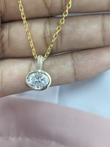 Colgante de boda con diamante cultivado en laboratorio de corte ovalado de 2 quilates con engaste de bisel para mujer, colgante de diamante de estilo vintage en oro amarillo macizo de 14 quilates. - Product Image 3