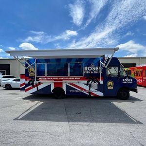 รถบรรทุกอาหารพร้อมครัวเต็มรูปแบบรถขายอาหารบาร์บีคิวพร้อมระเบียง - Product Image 1