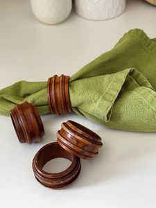 Élégant rond de serviette en bois avec motifs floraux fabriqués à la main pour la décoration de table à manger vintage et les restaurants haut de gamme - Product Image 3