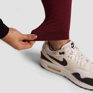 กางเกงเลกกิ้งถักไร้ตะเข็บมารูน พาวเวอร์ เฟล็กซ์ - Product Image 5