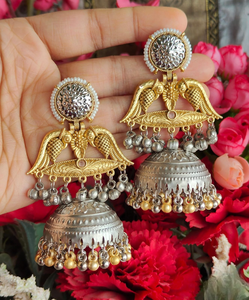 Hermosos Jhumkhas de peso ligero de fusión de dos tonos para niñas con detalles de motivos y perlas de pavo real y cuentas de Ghungroo de doble tono - Product Image 1