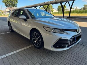 Toyota Camry Hybride Berline 2022, Transmission Automatique, Intérieur Cuir Foncé, Caméra Arrière, Conduite à Gauche, Jantes R17, Toit Ouvrant, Voiture d'Occasion - Product Image 1