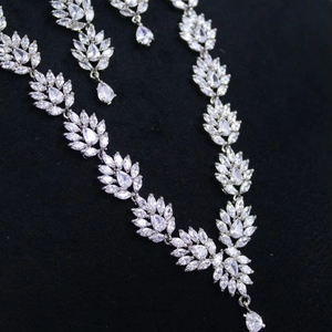 Collar de latón elegante y único con aspecto de diamante con plata AD CZ y Perla para novias, bodas, proveedor de productos a granel - Product Image 1