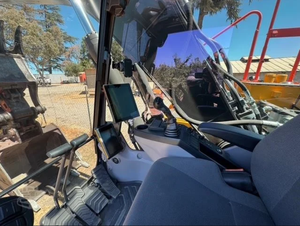 Oferta de subasta de primera categoría para excavadora de cadenas EC220EL 2022 con peso operativo de 55,000 lb y pulgar hidráulico - Product Image 6