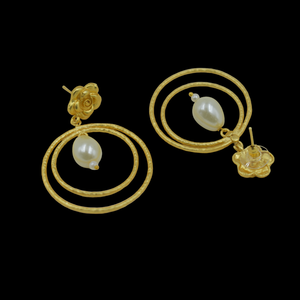 Vente en gros de boucles d'oreilles tendance 2025 pour femmes, fabricant et fournisseur, boucles d'oreilles rondes en pierre de nacre plaquées or pour femmes et filles - Product Image 5