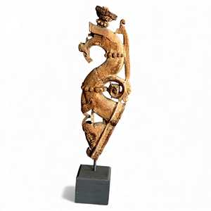 Support mural en bois antique élégant avec un charme rustique - Product Image 1