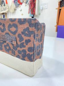 Pochette cosmétique de luxe en toile de coton à motif imprimé personnalisé Nouvelle collection de luxe avec trousse de maquillage à fermeture éclair à la mode pour femmes - Product Image 2