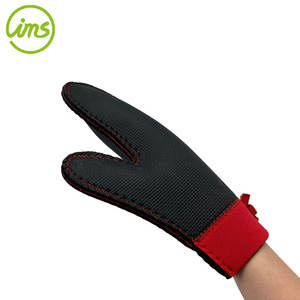 ถุงมืออบลายจุดสีดำ+แดง ขนาด 26x20 ซม. ทนความร้อนได้ถึง 250 องศาเซลเซียส รุ่น One Piece BBQ Baking Short - Product Image 4