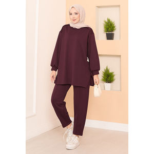 Conjunto Casual Oysho de Dos Piezas Color Borgoña, Talla XL, con Abertura Asimétrica y Detalle de Emblema, Traje Corto con un Diseño de Abertura Icónico - Product Image 1