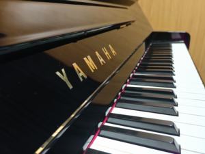 Piano Yamaha U1H Importado de Japón en Venta, Piano Vertical de 88 Teclas con Sonido Estable, Venta al por Mayor y Exportación 2371792 - Product Image 2