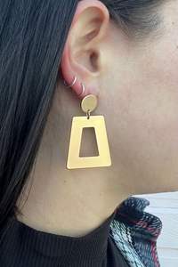 Boucles d'oreilles tendance en métal plaqué or, laiton mat et polonais Boucles d'oreilles multi-formes à breloques faites à la main Bijoux BY HF CRAFTS - Product Image 2