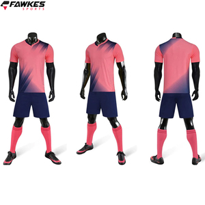 Nouvelle conception de maillots de football pour hommes et courts pour adultes avec nom d'équipe de club pour hommes uniformes de football - Product Image 4